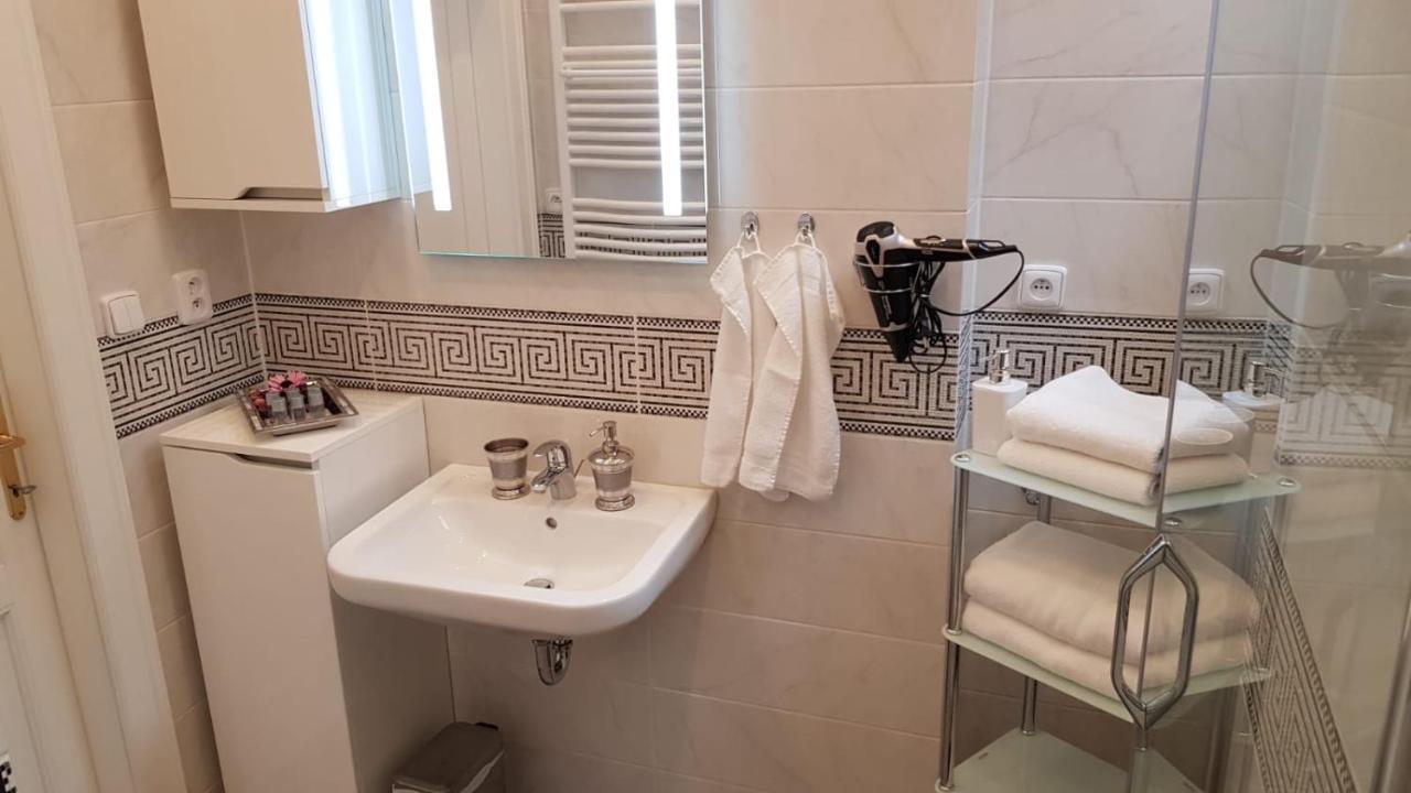 Pragueone Apartment,a/c,terrace * Praag